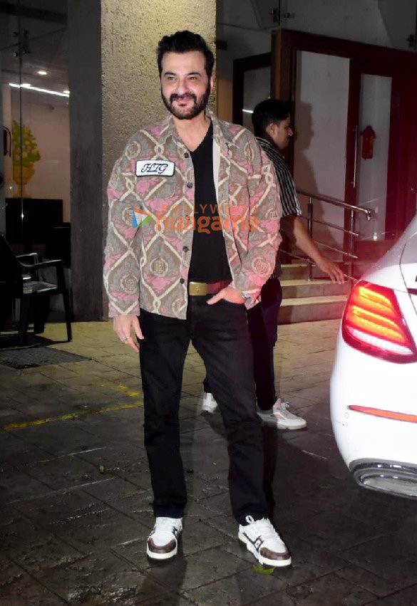 photos raveena tandon rasha thadani sanjay kapoor and others snapped outside arbaaz khan house 6