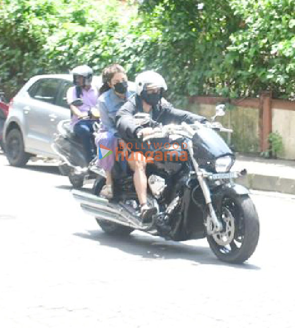 photos rhea chakraborty snapped in bandra 3 6