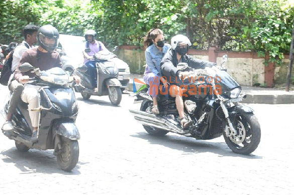 photos rhea chakraborty snapped in bandra 4 3