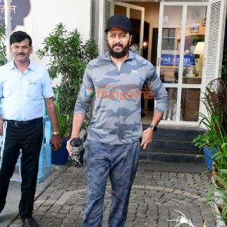 Photos: Riteish Deshmukh snapped outside a cafe in Bandra