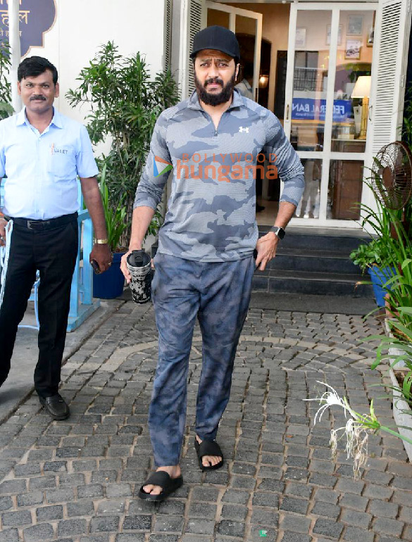 photos riteish deshmukh snapped outside a cafe in bandra 1
