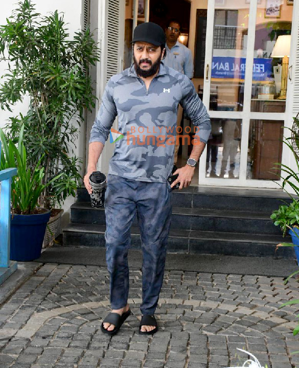 photos riteish deshmukh snapped outside a cafe in bandra 4