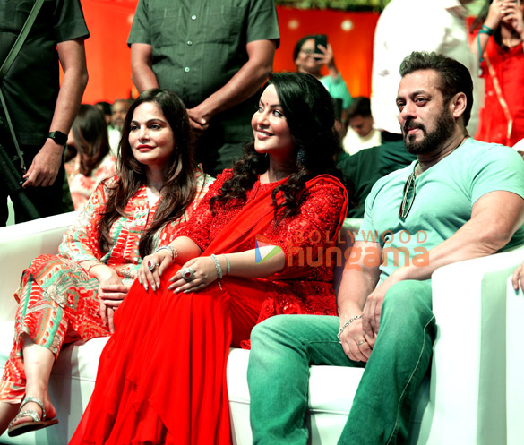 photos salman khan amruta fadnavis and others at amruta fadnaviss eco friendly lord ganesh movement bacche bole morya at dome svp stadium 5