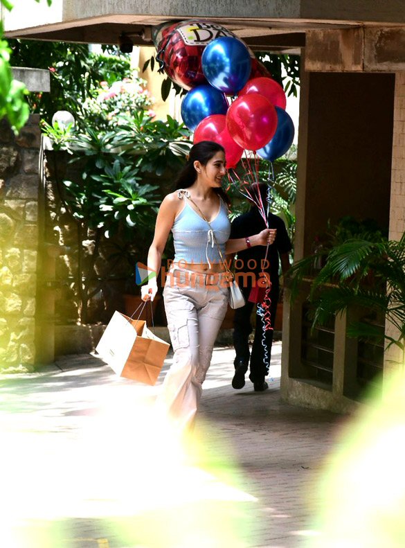 photos sara ali khan ibrahim ali khan snapped at saif ali khans house in bandra 4