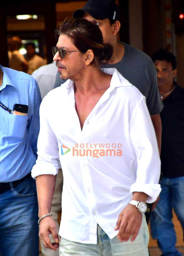 Photos: Shah Rukh Khan, Aamir Khan, Vicky Kaushal and others snapped at Pradeep Bandekar’s prayer meet Photos: Shah Rukh Khan, Aamir Khan, Vicky Kaushal and others snapped at Pradeep Bandekar’s prayer meet