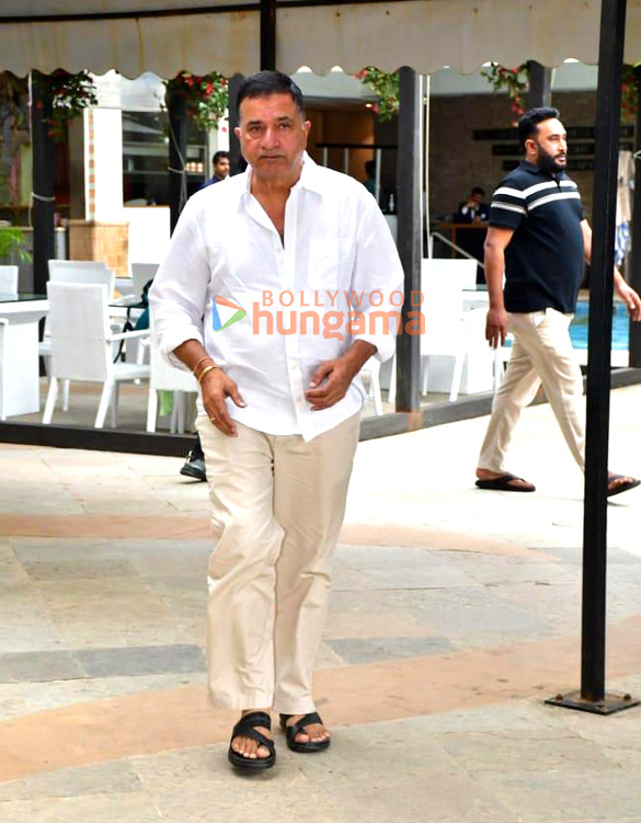 photos shah rukh khan vicky kaushal and others snapped at pradeep bandekars prayer meet 10