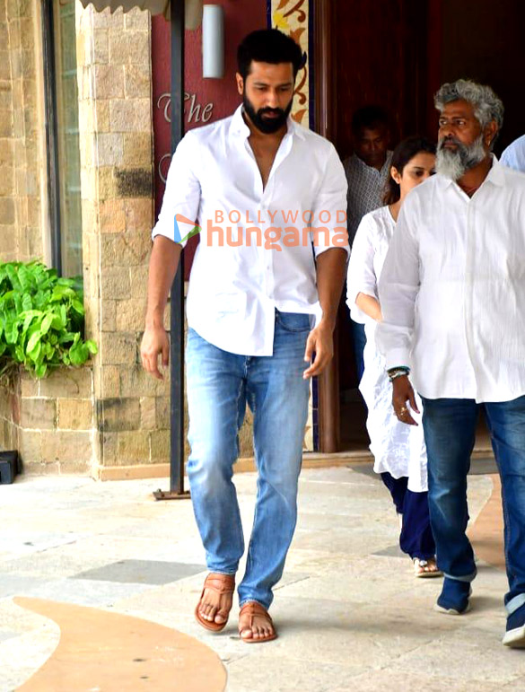 photos shah rukh khan vicky kaushal and others snapped at pradeep bandekars prayer meet 11