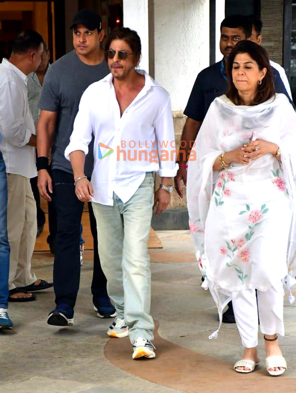 photos shah rukh khan vicky kaushal and others snapped at pradeep bandekars prayer meet 2