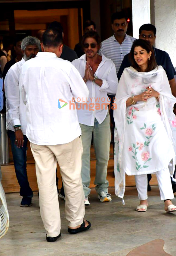 photos shah rukh khan vicky kaushal and others snapped at pradeep bandekars prayer meet 4