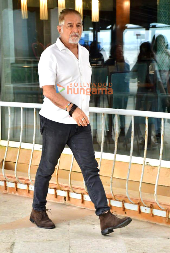 photos shah rukh khan vicky kaushal and others snapped at pradeep bandekars prayer meet 6