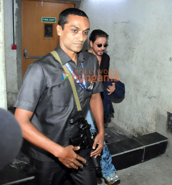 photos shah rukh khan snapped in bkc 4