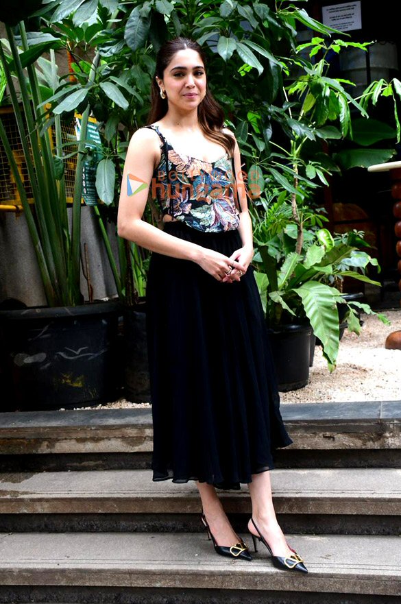 photos sharvari spotted outside a restaurant in bandra 5
