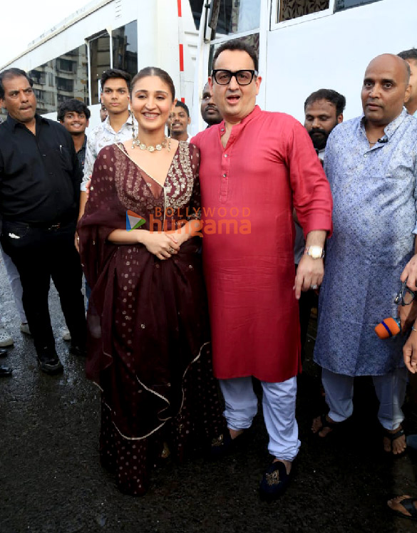 photos shehnaaz gill and dhvani bhanushali along with her father vinod bhanushali attend the dahi handi celebrations in ghatkopar 5