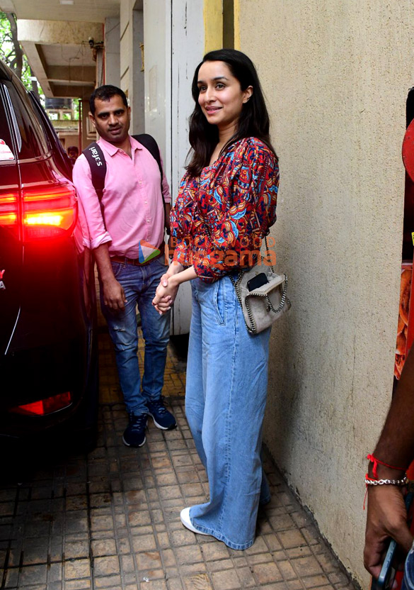 Photos: Shraddha Kapoor snapped in Bandra Photos: Shraddha Kapoor snapped in Bandra