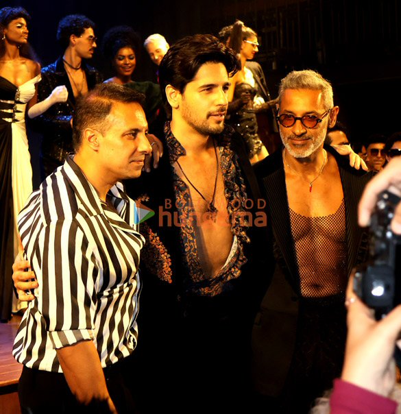 photos sidharth malhotra zeenat aman and others snapped at a fashion show 2
