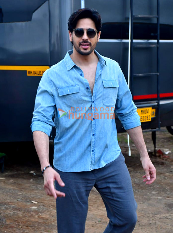 Photos: Sidharth Malhotra snapped at Filmcity | Parties & Events