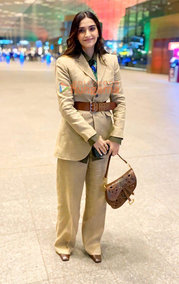 photos sonam kapoor ahuja and shweta tripathi snapped at the airport 1