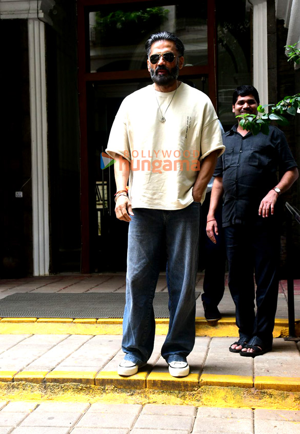 photos suniel shetty spotted outside dental clinic in khar 3
