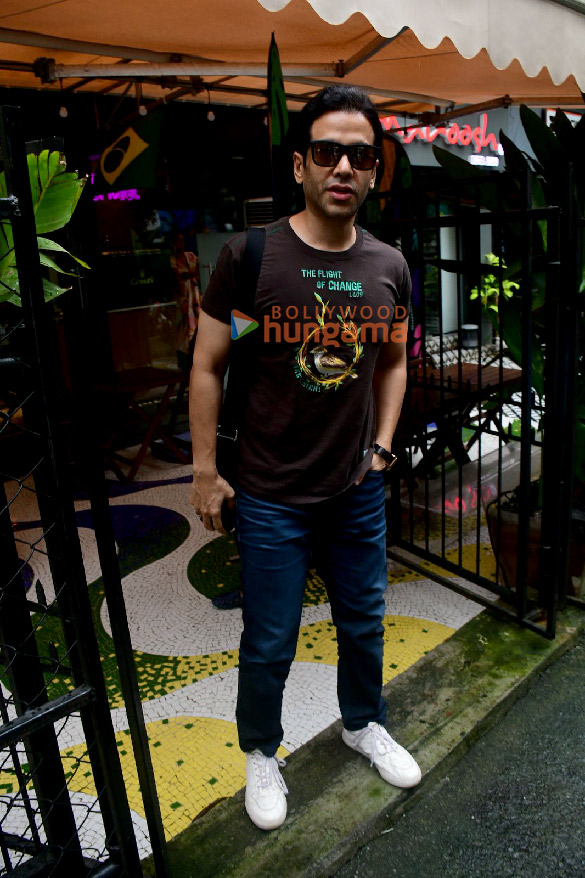Photos: Tusshar Kapoor snapped in Bandra Photos: Tusshar Kapoor snapped in Bandra