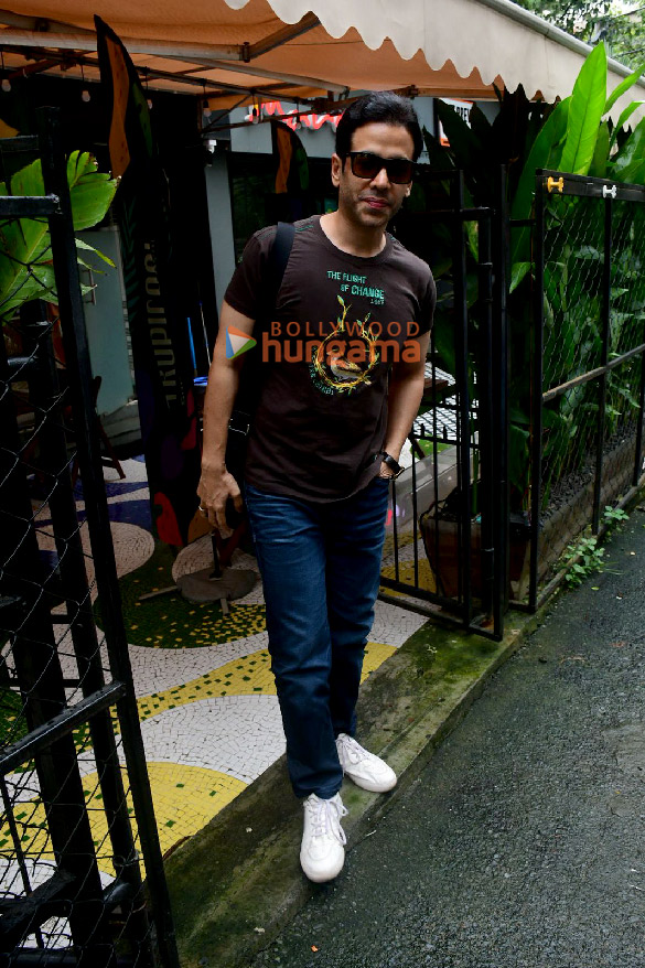 photos tusshar kapoor snapped in bandra 2