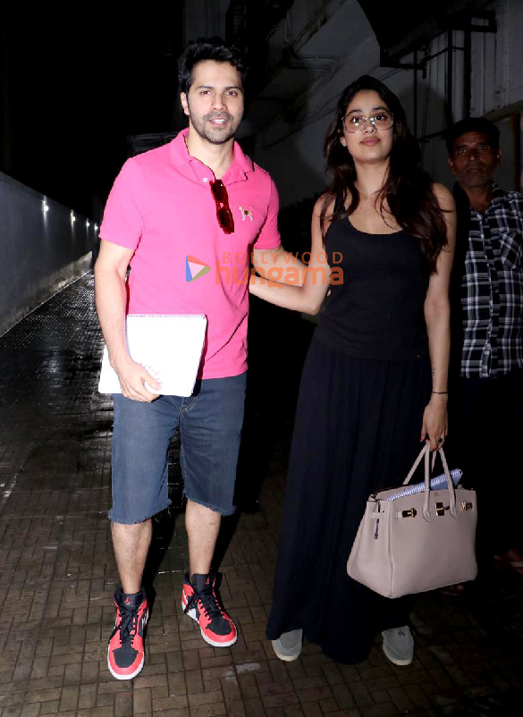 photos varun dhawan and janhvi kapoor snapped in bandra 3