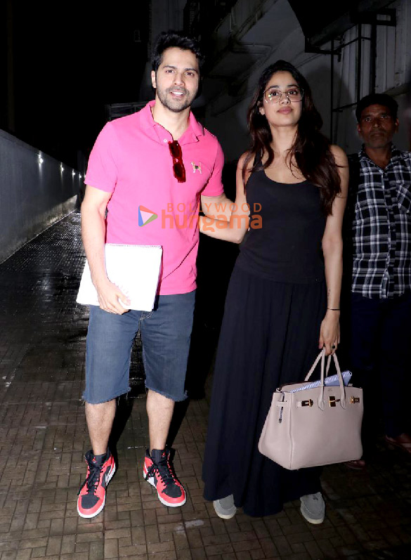 photos varun dhawan and janhvi kapoor snapped in bandra 4