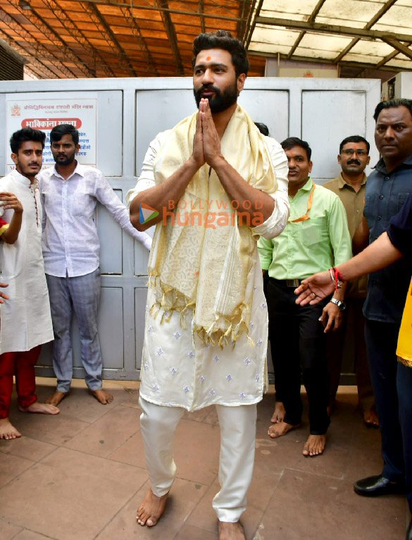 photos vicky kaushal and laxman utekar seek blessings from siddhivinayak temple in mumbai ahead of chhaava release 3
