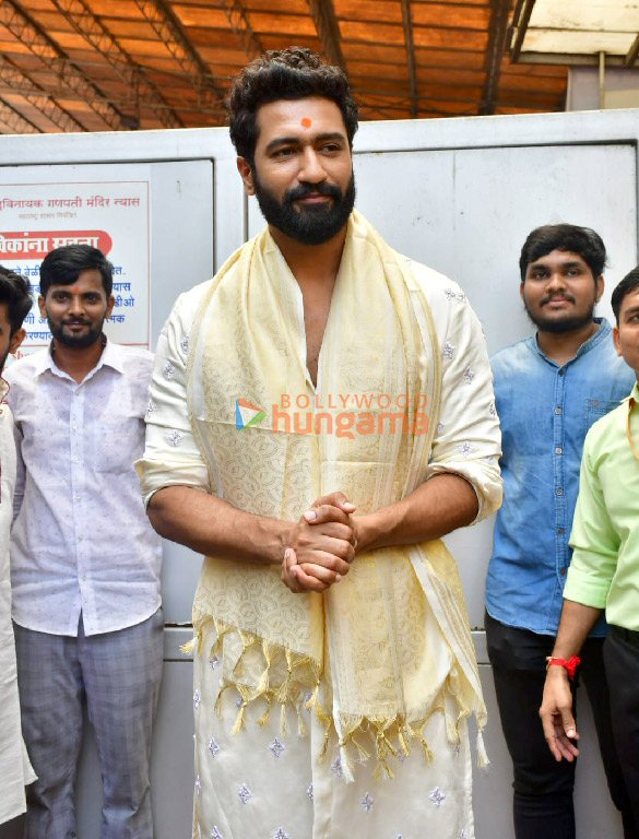 photos vicky kaushal and laxman utekar seek blessings from siddhivinayak temple in mumbai ahead of chhaava release 4