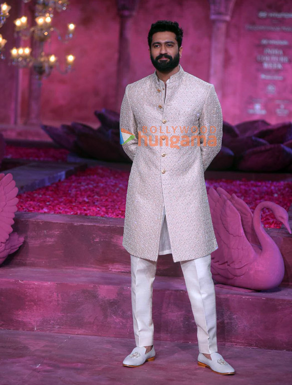 photos vicky kaushal and rashmika mandanna walk the ramp for falguni and shane peacock at india couture week 2024 3