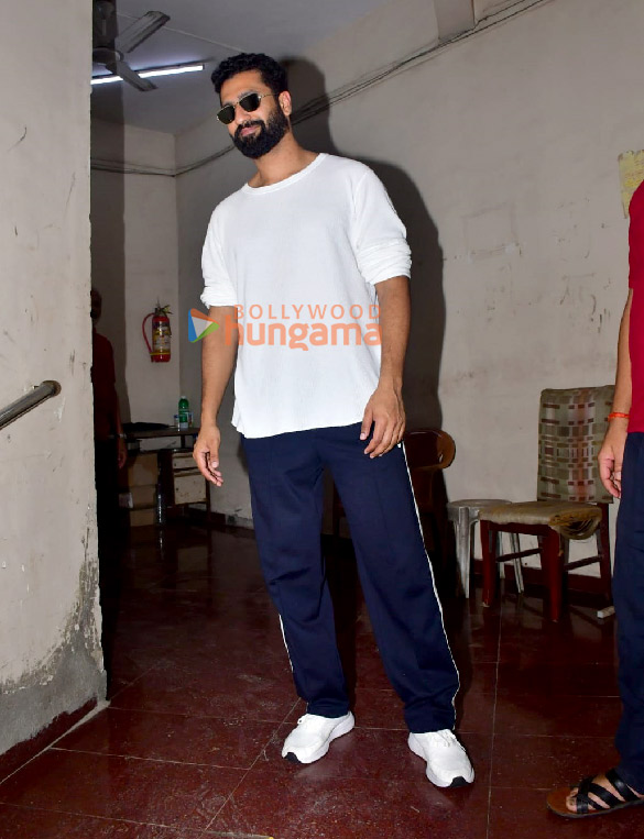 photos vicky kaushal snapped at shoojit sircars office in juhu 4