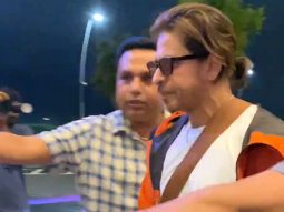 Shah Rukh Khan arrives at the airport with this royal aura!