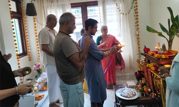 Aamir Khan celebrates Ganesh Chaturthi with sister Nikhat and family; performs aarti