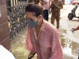 Malaika Arora rushes inside her residence as she arrives in Mumbai