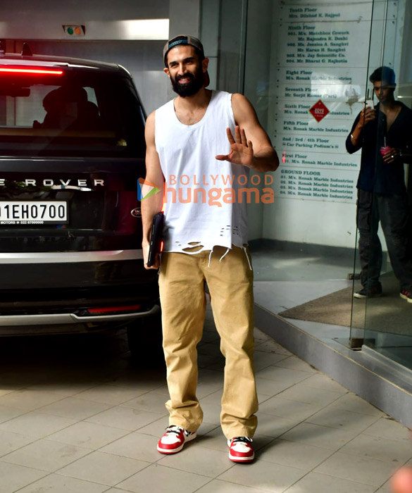 photos aditya roy kapur snapped in andheri 6