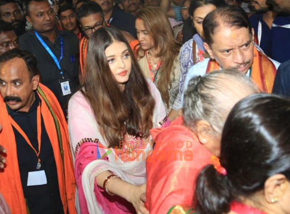 photos aishwarya rai bachchan and aaradhya bachchan snapped at gsb ganpati darshan 1