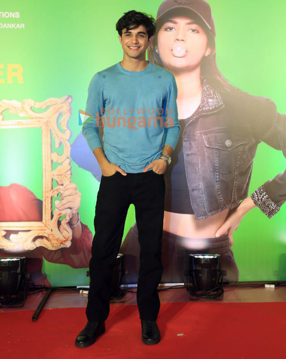 photos anjini dhawan shanaya kapoor zareen khan and others grace the premiere of binny and family 2