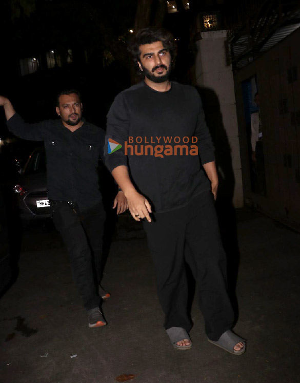 Photos: Arjun Kapoor, Gauri Khan, Karisma Kapoor and others snapped outside Malaika Arora’s father’s house in Bandra | Parties & Events