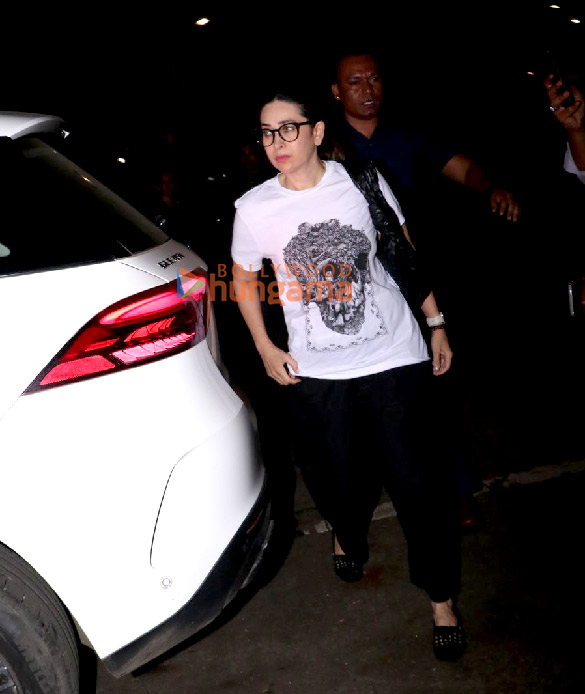 photos arjun kapoor gauri khan karisma kapoor and others snapped outside malaika aroras fathers house in bandra 3