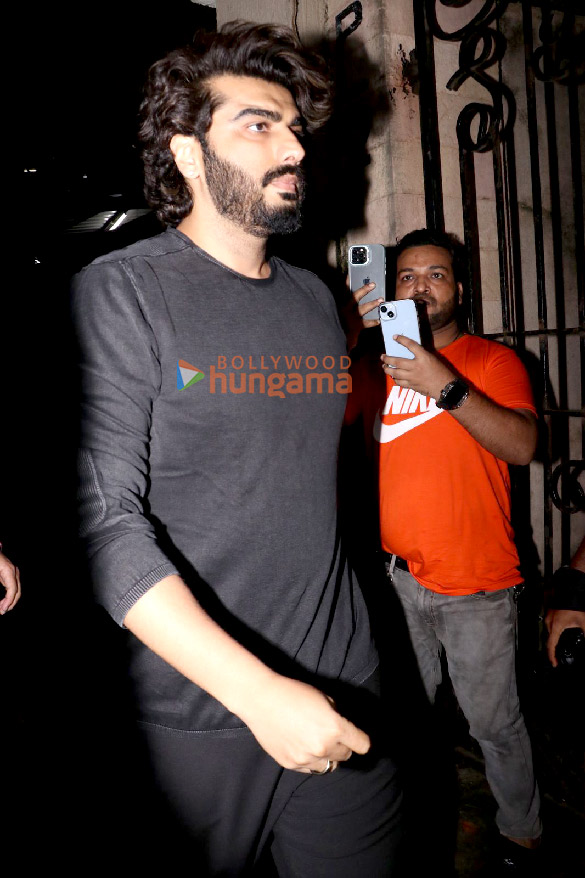 photos arjun kapoor gauri khan karisma kapoor and others snapped outside malaika aroras fathers house in bandra 5