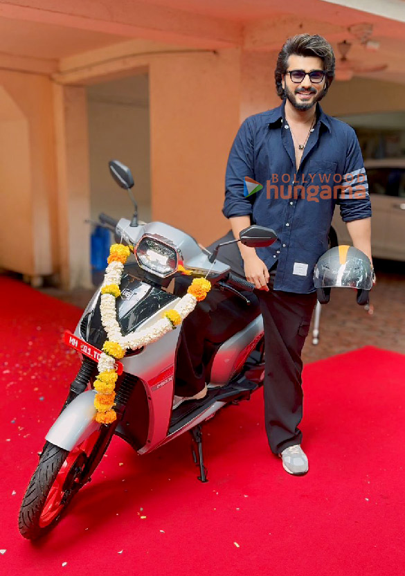 photos arjun kapoor takes delivery of his first ev bike bgauss ruv 350 at his residence in mumbai 1
