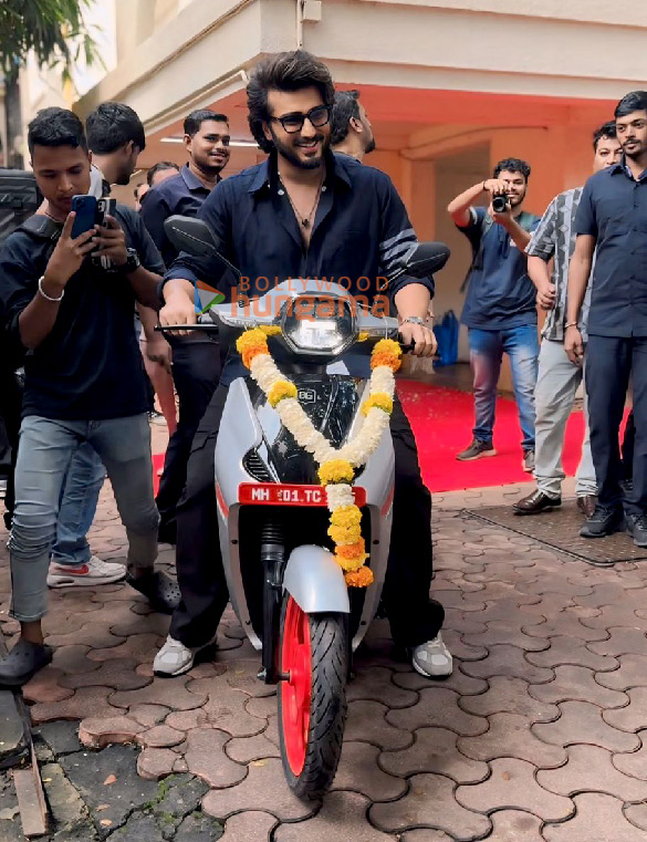 photos arjun kapoor takes delivery of his first ev bike bgauss ruv 350 at his residence in mumbai 2
