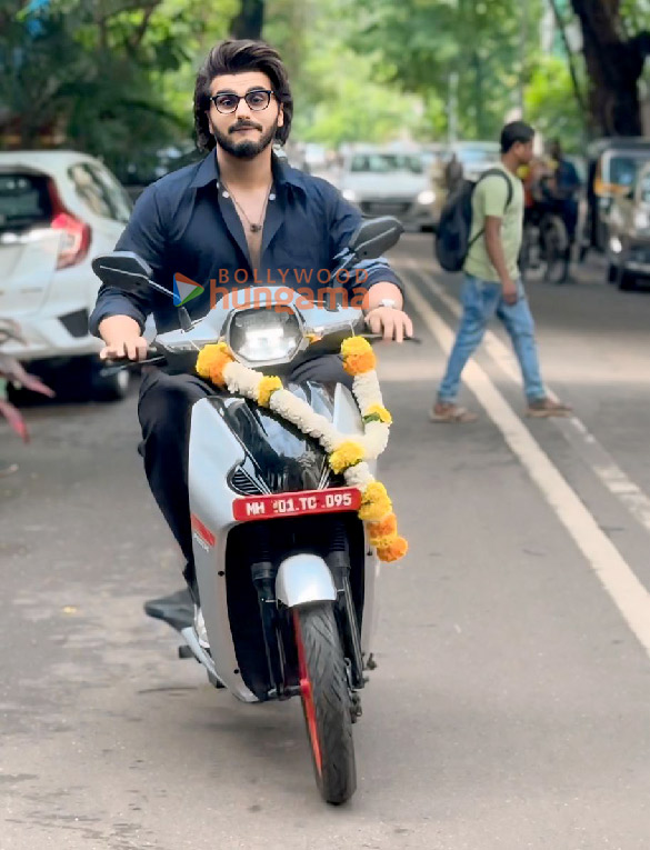 photos arjun kapoor takes delivery of his first ev bike bgauss ruv 350 at his residence in mumbai 3