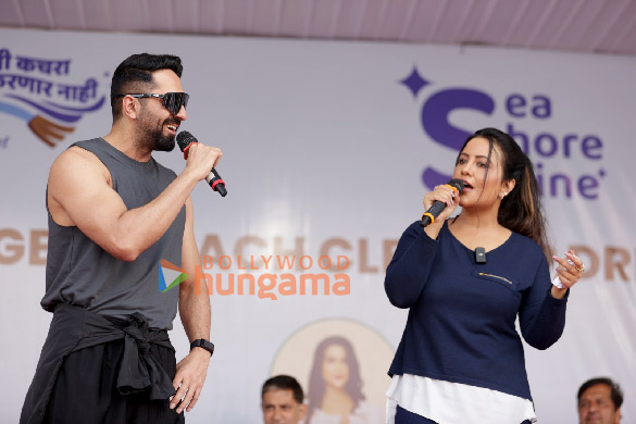 photos ayushmann khurrana and amruta fadnavis snapped at sea shore shine beach clean up in mumbai 2