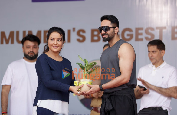 Photos: Ayushmann Khurrana and Amruta Fadnavis snapped at “Sea Shore Shine” Beach Clean-Up in Mumbai Photos: Ayushmann Khurrana and Amruta Fadnavis snapped at “Sea Shore Shine” Beach Clean-Up in Mumbai