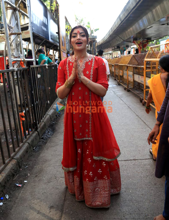 photos bhagyashree akanksha puri and others snapped at lalbaugcha raja 1