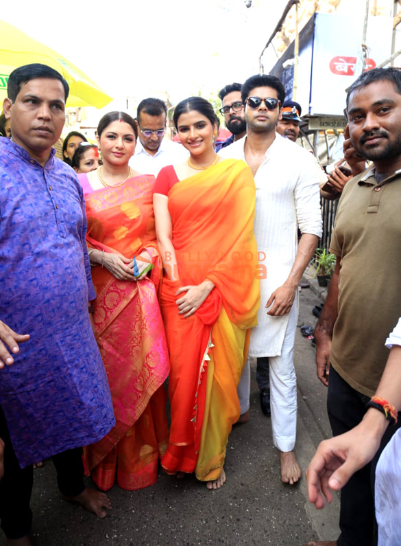 photos bhagyashree akanksha puri and others snapped at lalbaugcha raja 4
