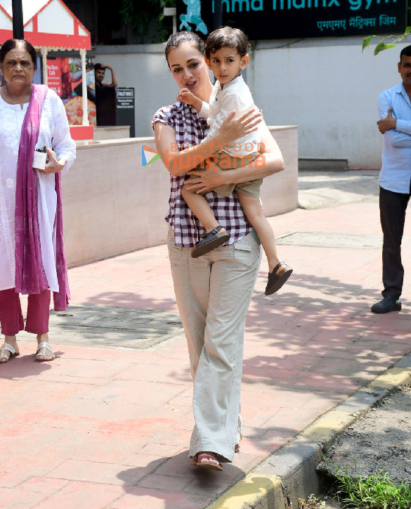 photos dia mirza and her kid snapped outside a mall in santacruz 1