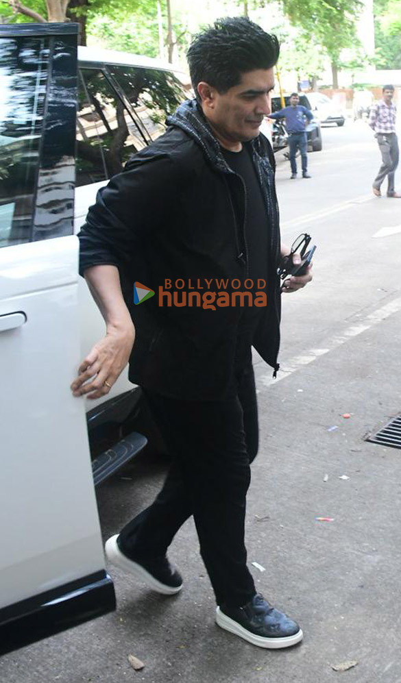 photos kareena kapoor khan and others snapped outside malaika aroras fathers house in bandra 2