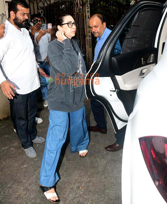 photos karisma kapoor snapped at malaika aroras fathers house in bandra 4