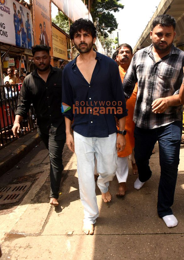 photos kartik aaryan snapped at lalbaugcha raja 5